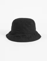 Gorro tipo bucket negro con diseño acolchado de rombos.