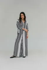 Pantalón de tiro alto con diseño de rayas verticales en blanco y negro, corte amplio y cintura elástica.