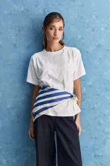 Remera de manga corta color negro, con cuello redondo y calce relajado, confeccionada en tejido suave con elastano.