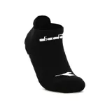 Par de medias soquetes (tobilleras) deportivas Diadora, color negro, con logo blanco en el empeine y en el borde superior.