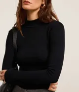 Blusa negra de rib de viscosa sostenible, con cuello alto y mangas largas.