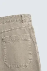Pantalón balloon fit de algodón con efecto lavado, corte holgado y diseño tipo cargo. Cuenta con bolsillos delanteros, bolsillos traseros de parche y trabillas para cinturón.