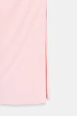 Vestido midi de color rosado, con diseño halter de efecto cruzado y detalle de frunces y drapeado en el delantero. Presenta un corte ajustado y cierre lateral con cremallera oculta.