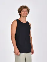 Musculosa negra de corte clásico, con cuello redondo y sisas amplias.