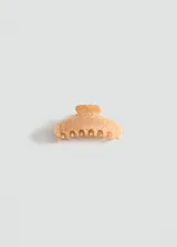 Pinza para el pelo con efecto nacarado en tonos tostados y diseño curvado.