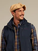 Boina azul marino de paño con visera pequeña y botón decorativo en la parte superior.