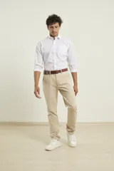 Camisa de vestir blanca de manga larga con cuello clásico, cierre frontal de botones y bolsillo en el pecho.
