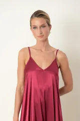 Vestido largo color gris plateado, de viscosa, con breteles finos y corte acampanado.