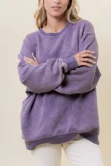 Sweater de tejido suave con lavado efecto vintage, color rosa fucsia, de calce oversize y cuello redondo.