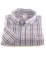 Camisa celeste a cuadros blancos, de manga corta, con cuello abotonado y bolsillo en el pecho con logo bordado.