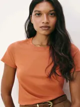 Remera verde claro de algodón, de corte clásico y mangas cortas.