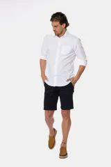 Bermuda cargo gris con cinturón, confeccionada en tejido de algodón con elasticidad, con bolsillos laterales y detalles en bolsillos traseros con solapa.