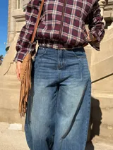 Jean de denim azul de tiro alto, con silueta barrel de corte ancho y relajado.
