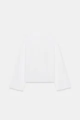 Camiseta de algodón con cuello redondo y mangas largas tipo ranglán. Presenta un corte regular y bajo recto.