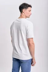 Remera blanca de manga corta con cuello redondo y estampado frontal con la frase "Chase the Chaos" en letras azules.