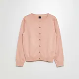 Cárdigan de punto rosa con cuello redondo y cierre frontal con botones.