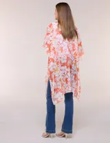 Kimono de diseño abierto, confeccionado en tela ligera con estampado floral en tonos anaranjados y blancos, de mangas amplias y corte holgado.