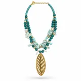 Collar corto de dos vueltas elaborado con cuentas de piedras naturales en tonos turquesa y verde, intercaladas con cuentas metálicas doradas. Presenta un dije central colgante en forma de hoja metálica dorada opaca y cierre con mosquetón y cadena de alargue.