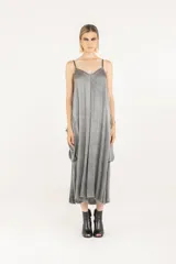 Vestido midi de satén de viscosa gris con diseño amplio, escote en V, tirantes finos regulables, bolsillos cargo laterales y detalles deshilachados en el ruedo.