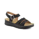 Sandalias bajas color gris claro con tres tiras horizontales sobre el empeine, cada una con hebilla metálica plateada. Tira trasera con hebilla para ajustar al tobillo.