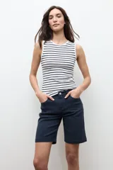 Bermuda de denim negro de tiro medio, con diseño clásico de cinco bolsillos y largo hasta las rodillas.