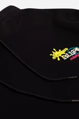 Canguro de felpa color crudo con capucha y bolsillo tipo canguro. Presenta un estampado pequeño en el pecho y un parche con logo en la manga izquierda.