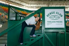 Pantalón Oxford negro de lycra gruesa, con corte acampanado, tiro medio y tajos laterales.