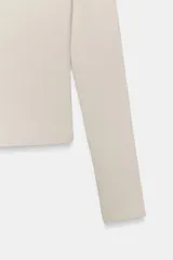 Camiseta de manga larga con cuello barco y bajo recto, confeccionada en tejido de punto liso.