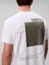 Remera de algodón regenerativo Calvin Klein de color blanco, con cuello redondo, mangas cortas, corte regular y el logo de la marca en gráfico 3D en el pecho.