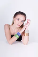 Pulsera ancha de cuero con tachas plateadas.