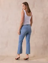 Pantalón de jean acampanado color celeste, marca Djeans. Con tres bolsillos delanteros y dos traseros.