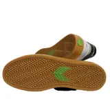 Championes Cariuma modelo Catiba Pro 2.0, confeccionados en una combinación de gamuza y tela Cordura en color blanco. Presentan el logo lateral característico en negro, refuerzo en el talón y una suela de goma color caramelo con textura estriada.