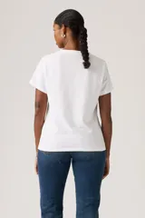 Remera de algodón con cuello en V y mangas cortas, de corte clásico y ajuste cómodo.