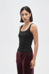 Musculosa de poliamida al cuerpo con cuello cuadrado y breteles anchos.
