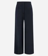 Pantalón de corte wide leg confeccionado en tejido punto roma, con diseño de raya de tiza, cintura estructurada, bolsillos delanteros y cierre frontal discreto.