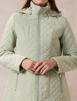 Campera capitoneada marca Gallery, color verde menta, con diseño acolchado de rombos. Presenta cierre frontal, bolsillos laterales con cierre y capucha desmontable.