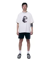 Short de denim negro con acabado degradado de negro a gris, tiro medio, calce relajado y largo medio sobre la rodilla.