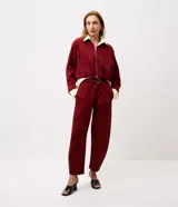 Campera corta en algodón con felpa color bordó, de diseño baloné con cierre frontal metálico y cuello clásico.