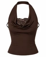 Top halter de color marrón chocolate, con escote drapeado y detalle superior de encaje. Presenta diseño ajustado al cuerpo y espalda descubierta con tiras ajustables.
