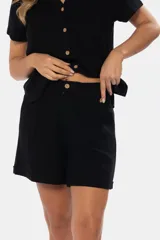 Short de lino negro con media cintura elastizada y bolsillos laterales.