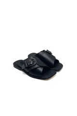 Sandalias color marrón con tiras cruzadas de cuero y hebilla metálica con diseño ornamental.