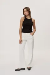 Musculosa de algodón con elastano, de textura acanalada y calce al cuerpo, color marrón topo con cuello redondo y sisas amplias.