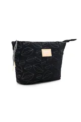 Necessaire de tela color negro con estampado de labios en contorno gris. Cuenta con cierre superior, tirador con cordón trenzado y etiqueta frontal de cuero sintético con el logo de la marca.