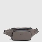 Riñonera impermeable color gris topo, con compartimento principal y bolsillo frontal con cierre, correa ajustable y logo de la marca estampado en el frente.