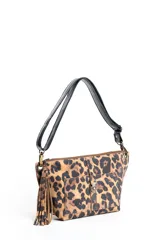 Bandolera de cuero color beige con correa larga ajustable color marrón. Presenta un bolsillo frontal con cierre metálico tipo broche y un detalle de borla lateral.
