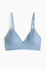 Soutien suave tipo bralette color celeste, sin costuras, con copas con relleno extraíble y tirantes finos dobles ajustables.