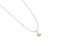 Collar de acero con baño de oro, piedras naturales rosadas y perlas. Dije colgante con diseño de mariposa.