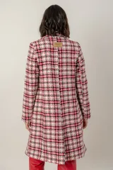 Tapado de corte sastre con diseño de espiga en tonos blanco y negro. Cuenta con solapas clásicas, cierre frontal de un botón y bolsillos laterales.