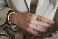 Anillo de diseño escultural y texturado, con acabado rugoso que simula una superficie montañosa o corteza.