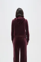 Campera con capucha de terciopelo color bordó, con cierre frontal, bolsillos tipo canguro y texto bordado en el pecho.